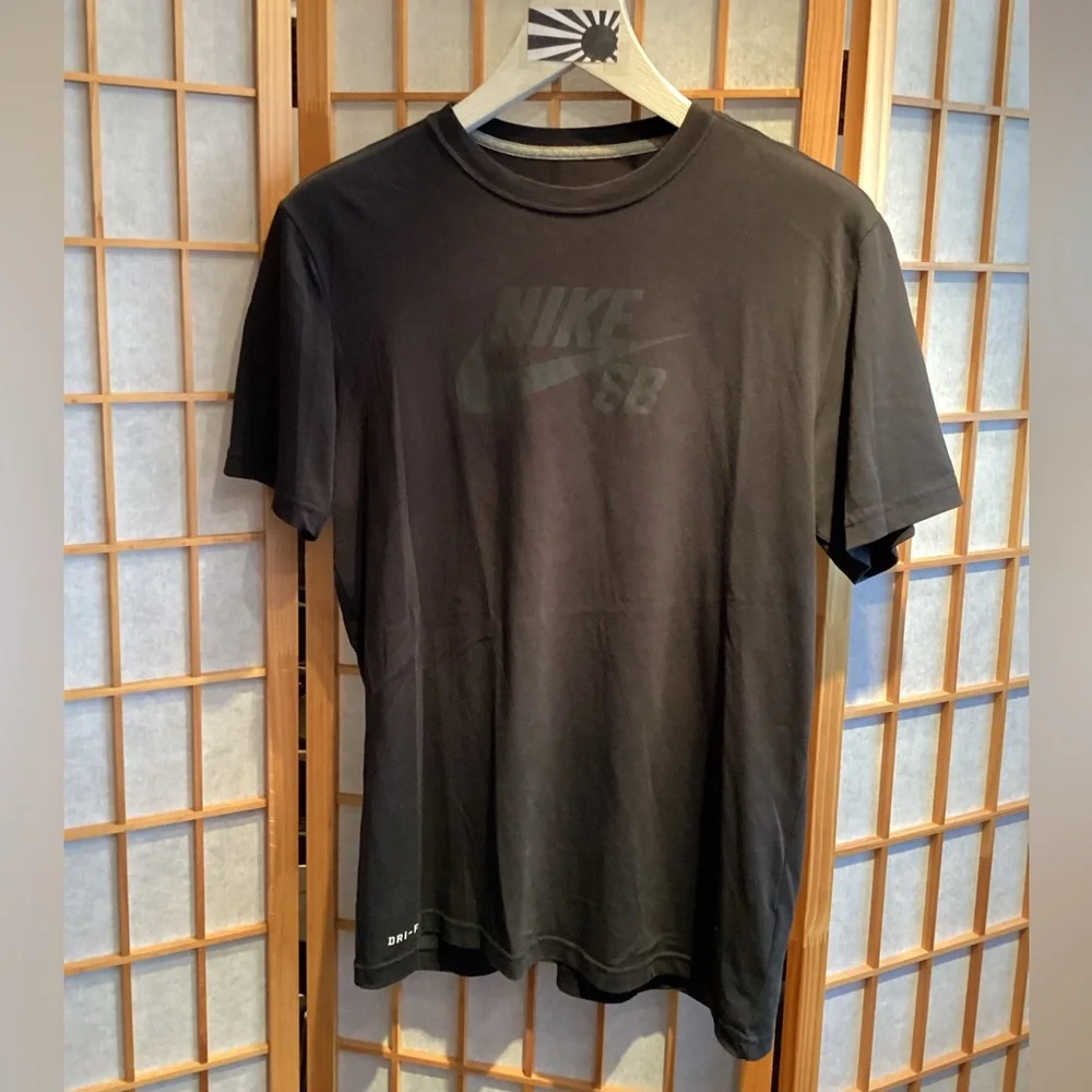 Nike SB Dri-FIT Icon Graphic Logo T-Shirt Men's Size Medium